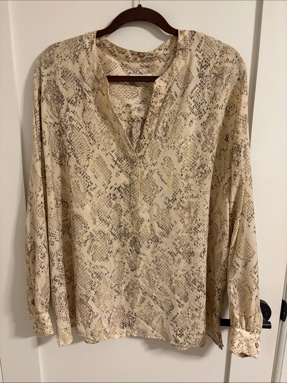 Ava & Viv Cream Blush PinkSnake-Print V-Neck Blouse. 2X women’s plus.
